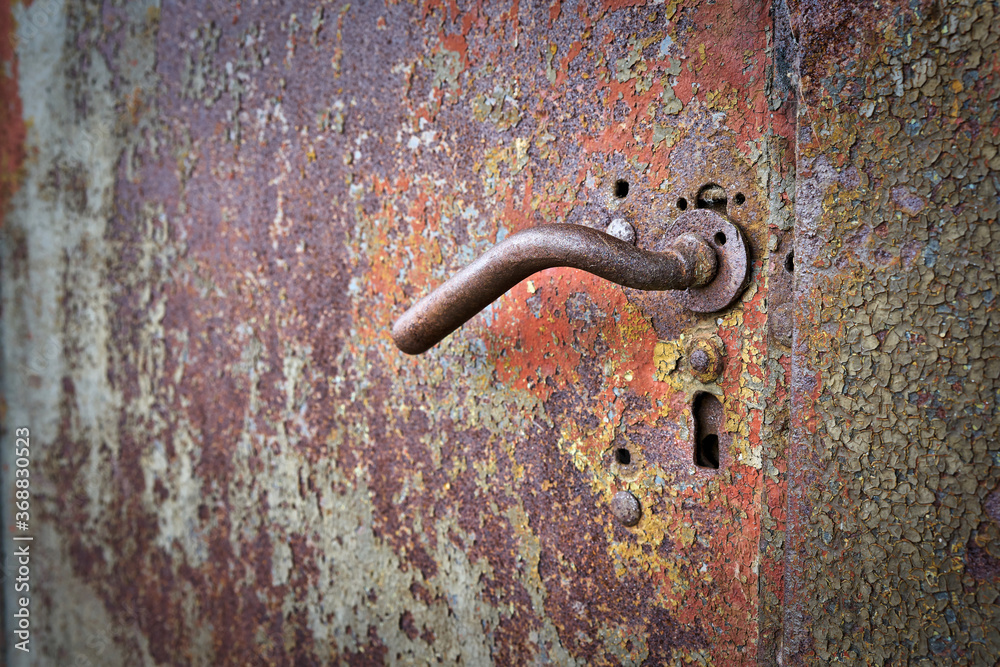 Türgriff an einer alten Tür aus Metall im Hafen von Magdeburg