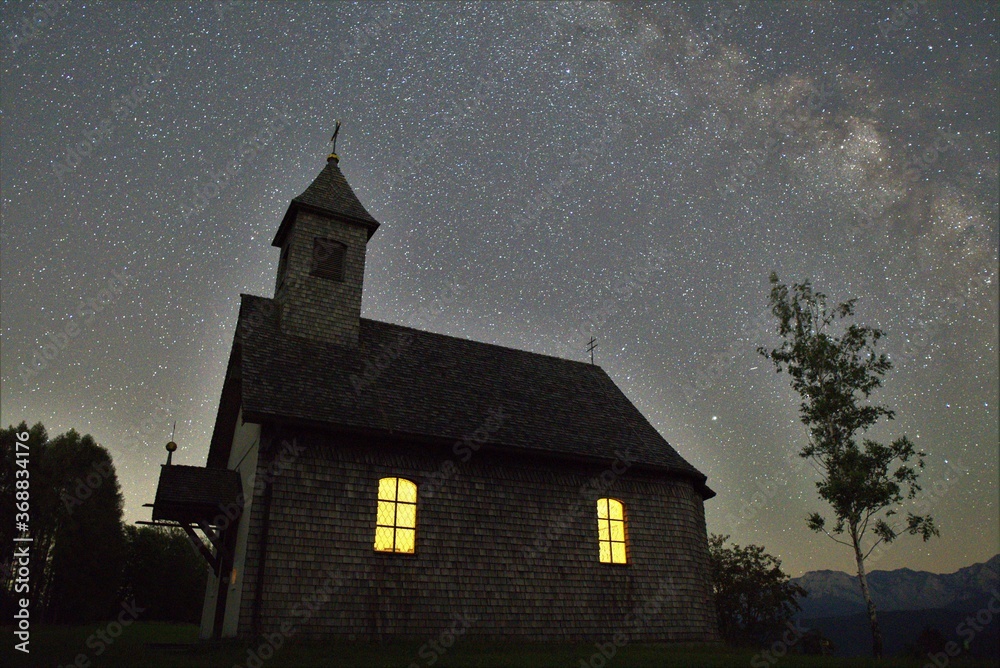 Fototapeta premium Mlichstraße und Kapelle