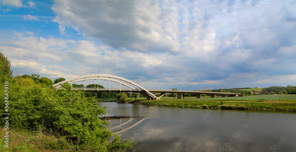 Obraz premium Panorama einer Bogenbrücke über den Fluss Saale.