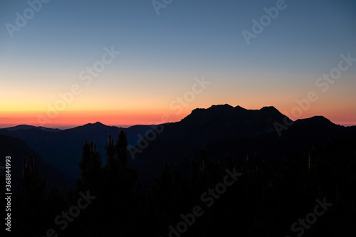 Alpensilhouette im Sonnenaufgang