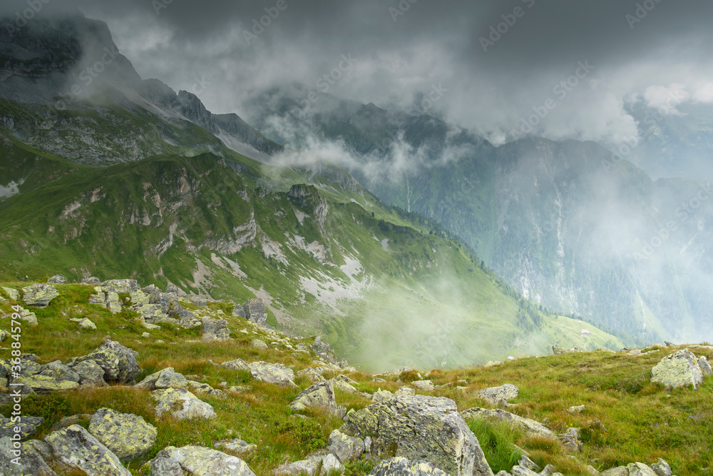 Berge im Nebel im Zillertal in Tirol