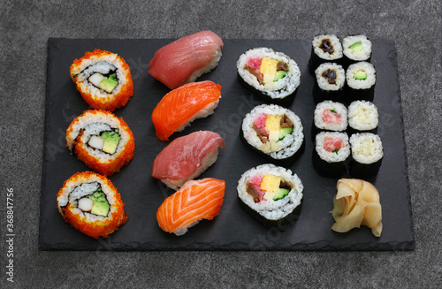 Фотография japanese sushi assorted : california rolls, maguro(tuna), salmon, futomaki(sushi