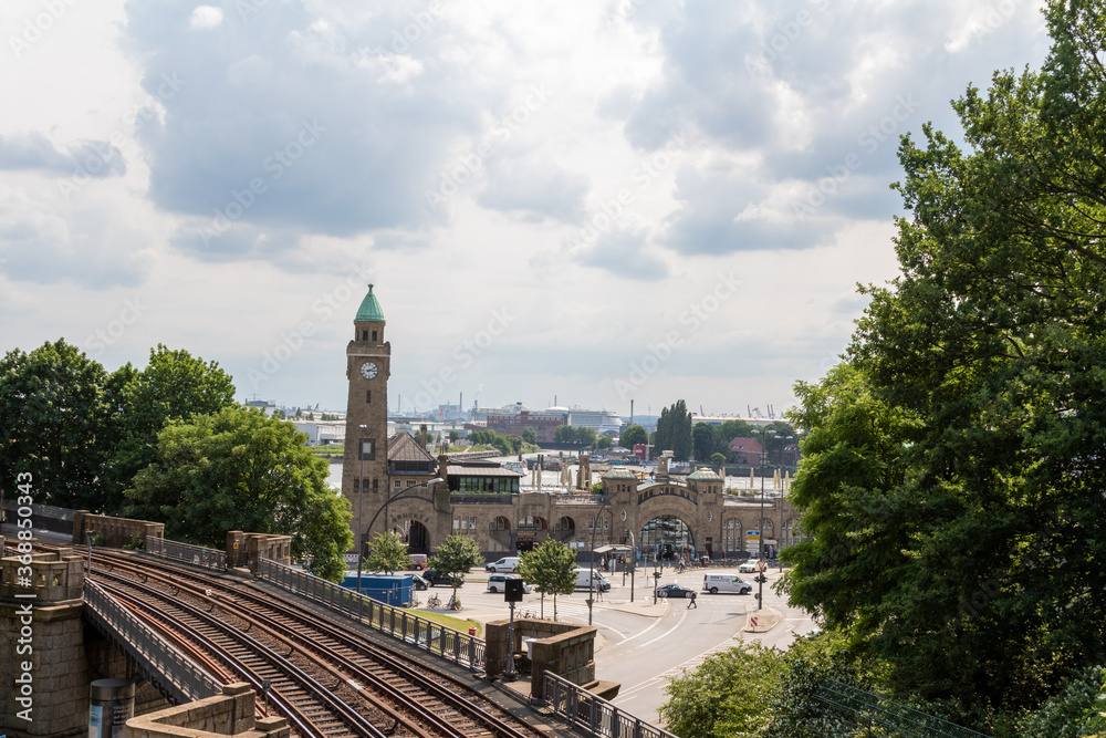 Φωτογραφία St. Pauli Landungsbrücken in the port of Hamburg, Germany