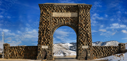 Obraz na płótnie Original Roosevelt Arch North Gate to Yellowstone National Park Montana built in