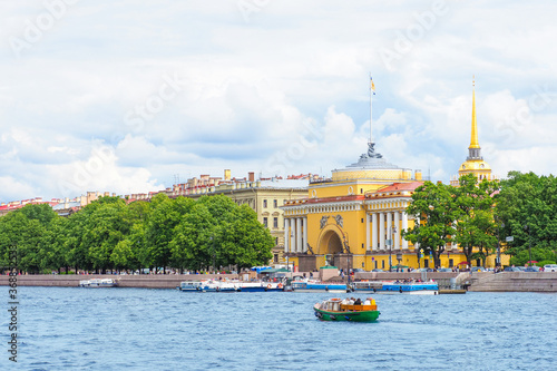 Foto Admiralty, Admiralty embankment and pier, tourists and vacationers on the city street