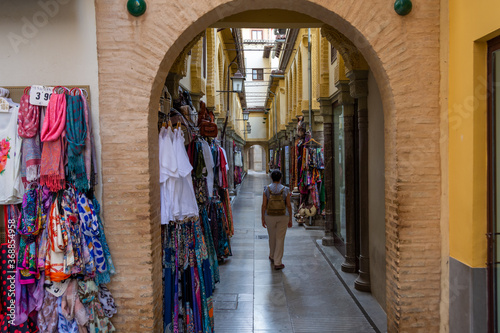 Alcaicería de Granada, narrow street with Moorish bazaars of clothing and crafts © Miguel Ángel RM