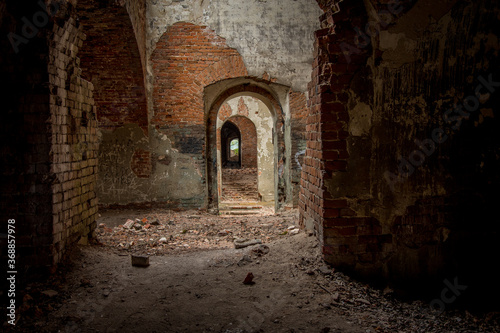 Billede på lærred Brick corridor on the lower level in an old abandoned and decaying building