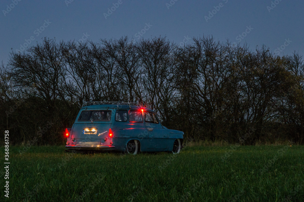Fototapeta premium Alter Skoda Octavia am Abend