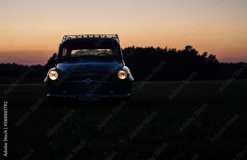 Fototapeta premium Alter Skoda Octavia am Abend