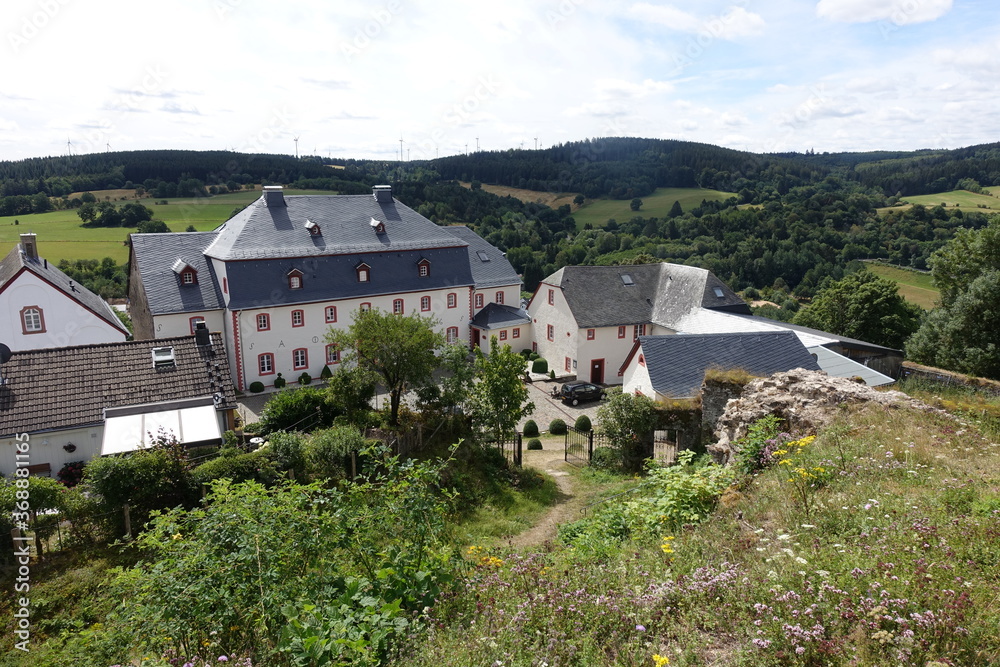 Blick von der Burgruine Kronenburg auf das Burghaus