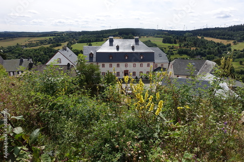 Blick von der Burgruine Kronenburg auf das Burghaus photo