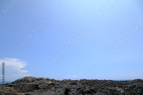 磯の岩石と美しい青空の背景素材