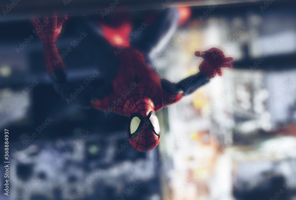 Obraz premium NEW YORK USA - AUGUST 2 2020: Scene with Marvel comic superhero Spiderman scaling the side of a skyscraper - Hasbro Marvel Legends figure