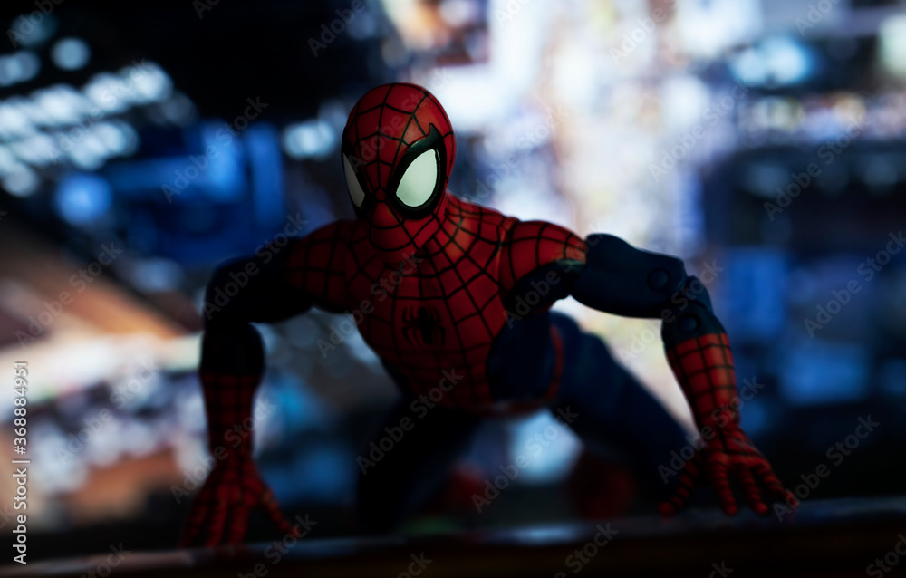 Obraz premium NEW YORK USA - AUGUST 2 2020: Scene with Marvel comic superhero Spiderman scaling the side of a skyscraper - Hasbro Marvel Legends figure