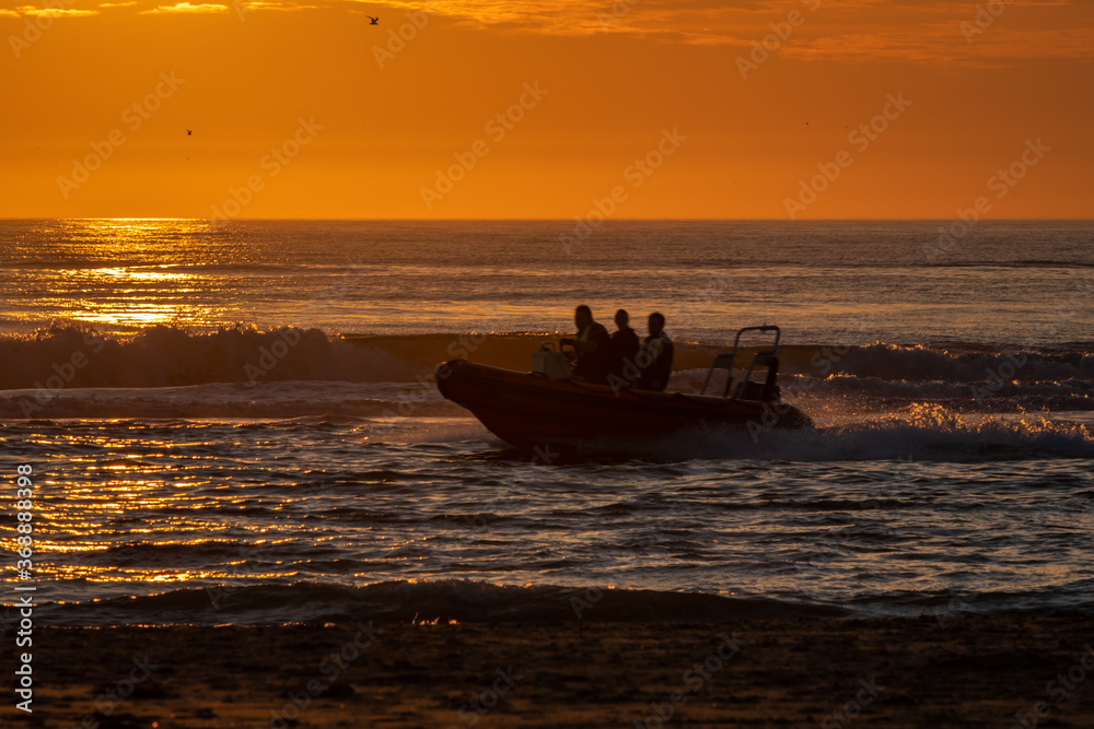 Rettungsboot im Sonnenuntergang