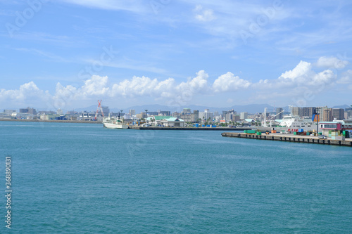 鹿児島の錦江湾に流れる港の風景