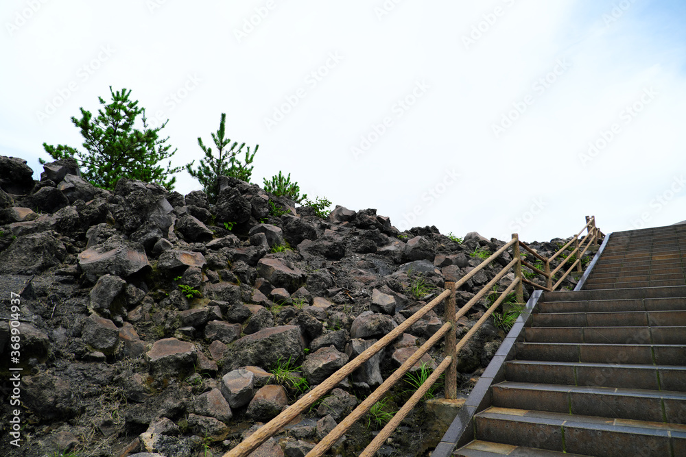 溶岩に囲まれた階段