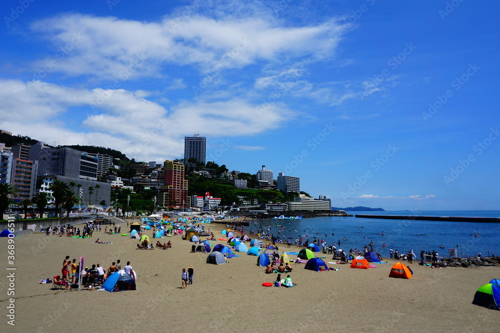 多くの海水浴客が訪れる熱海サンビーチ海水浴場 多くの海水浴客が訪れる熱海サンビーチ海水浴場