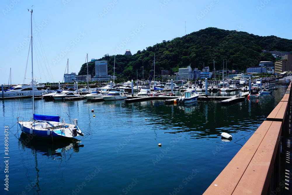 熱海港のマリーナに停泊する多数のボート