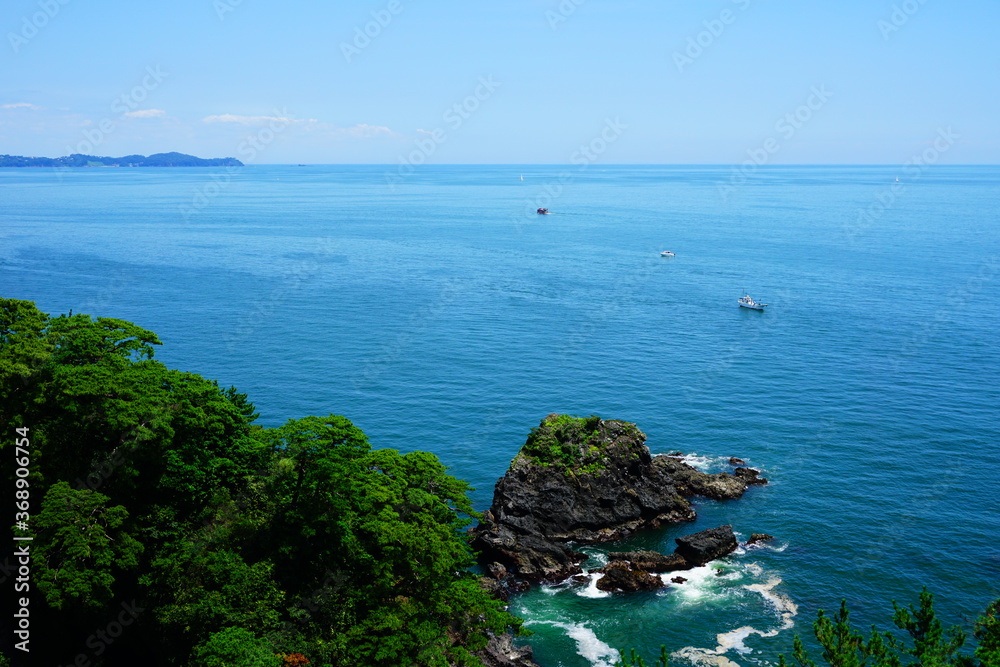 熱海・錦ヶ浦の風景と遠くに見える真鶴半島と三石