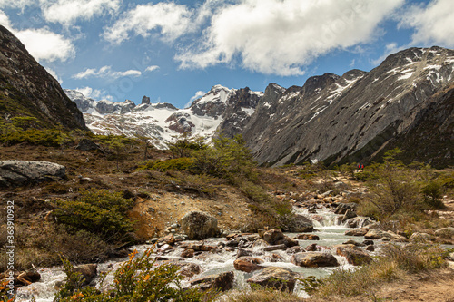 Córrego na trilha da Laguna Esmeralda com montanhas e vegetação. Patagônia Argentina
