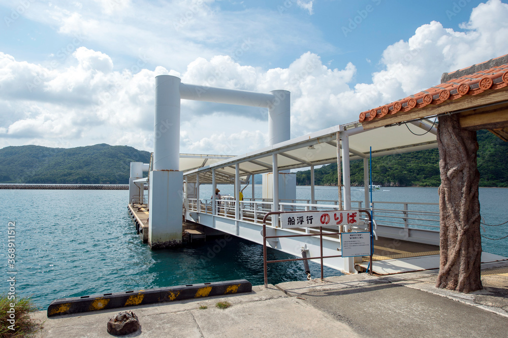 Obraz premium 沖縄県 西表島の船浮行きの船着場