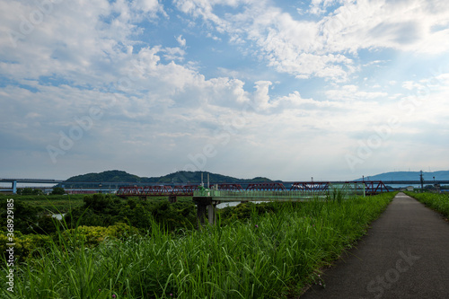 Blue sky on the banks of the Kizugawa River in Kyoto, Japan on July 19, 2020. © 隼人 岩崎