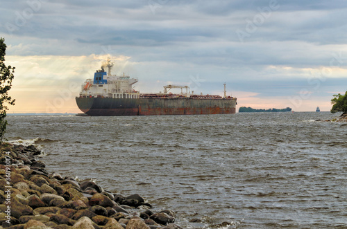 Obraz na płótnie The big ship goes to sea. w salonie