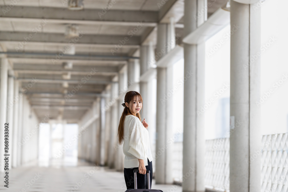 出張に向かう女性 出張に向かう女性
