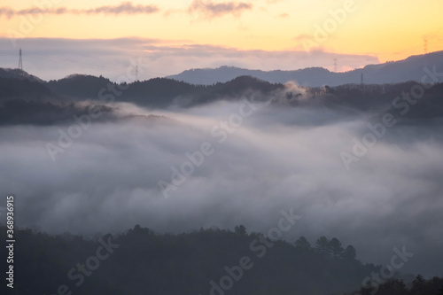 朝霧と朝焼けと兵庫の山々