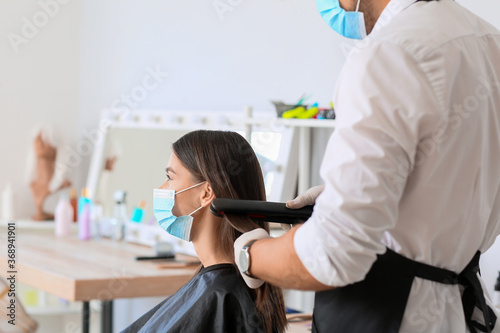 Male hairdresser working wi...