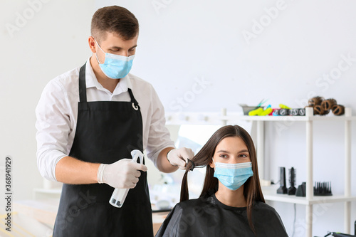 Male hairdresser working wi...