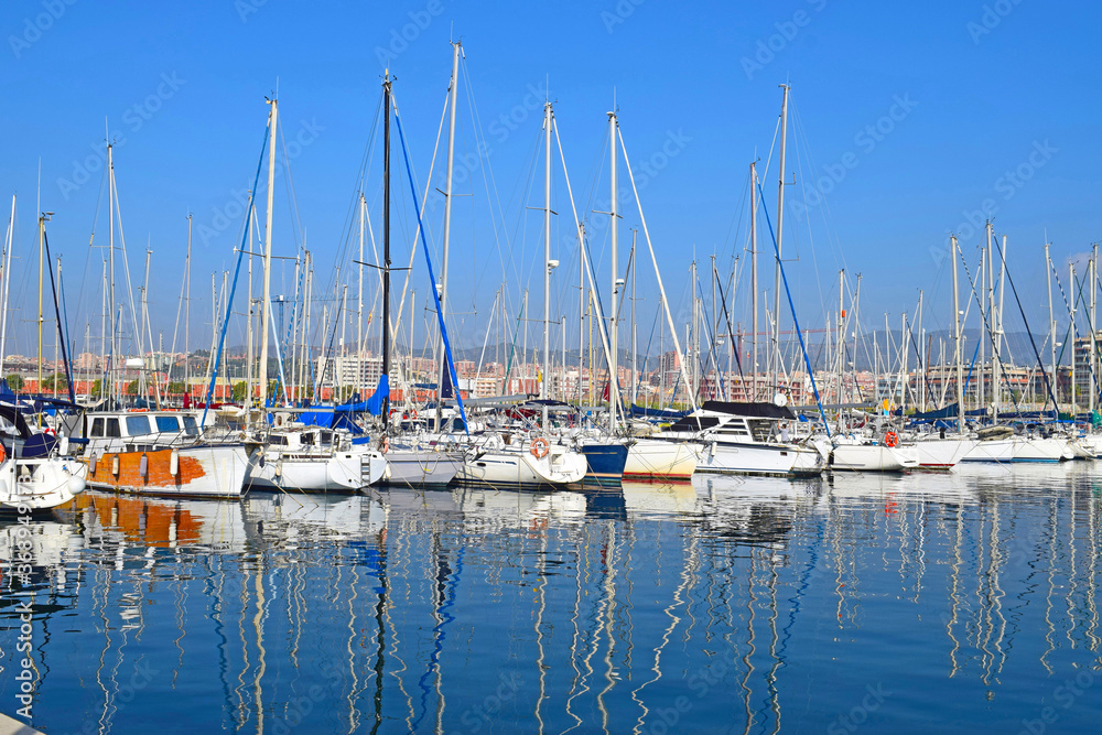 Barcos atracados en el puerto de Badalona Barcelona España
