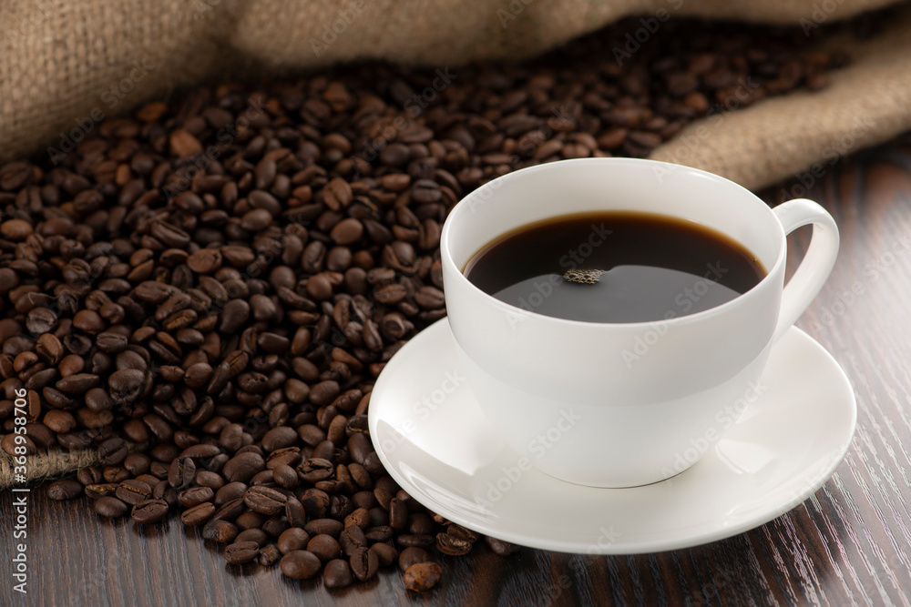 淹れたてのコーヒーとコーヒー豆 淹れたてのコーヒーとコーヒー豆