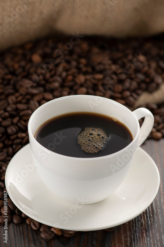 淹れたてのコーヒーとコーヒー豆