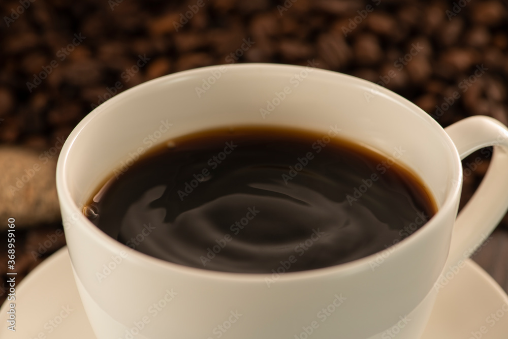 淹れたてのコーヒーとコーヒー豆 淹れたてのコーヒーとコーヒー豆