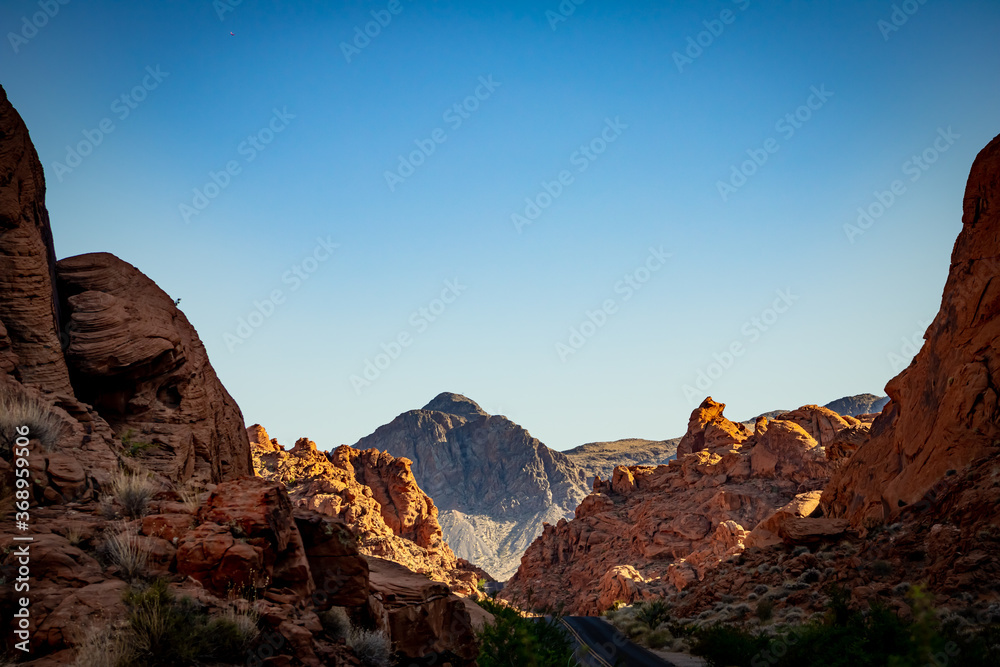 hermoso  paisaje de desierto con montanas y el cielo Azul en arrizona