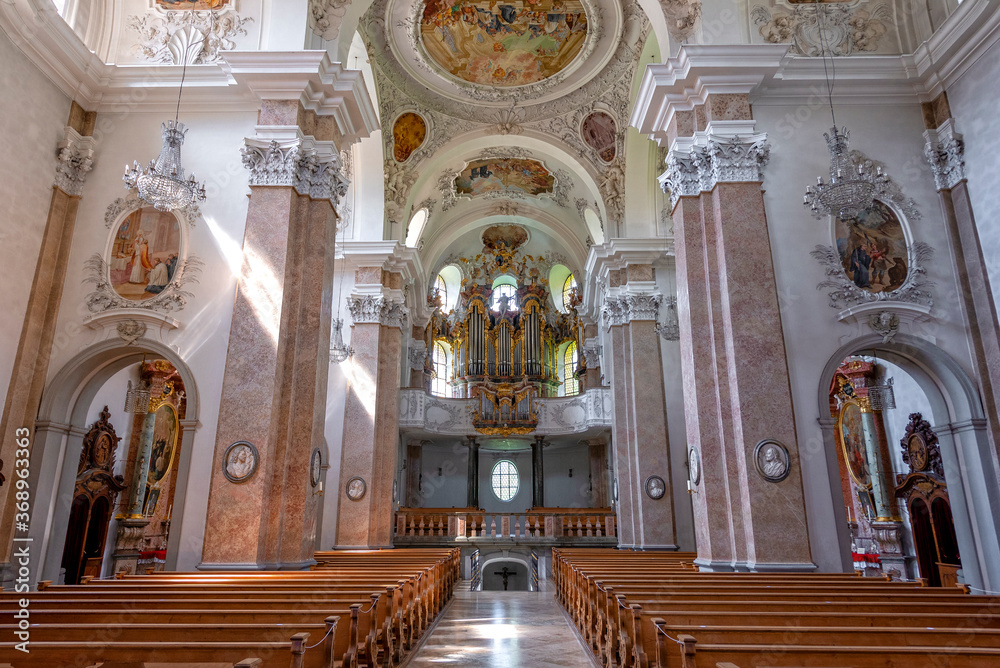 Obraz premium Innenraum der Klosterkirche von St. Mang in Füssen