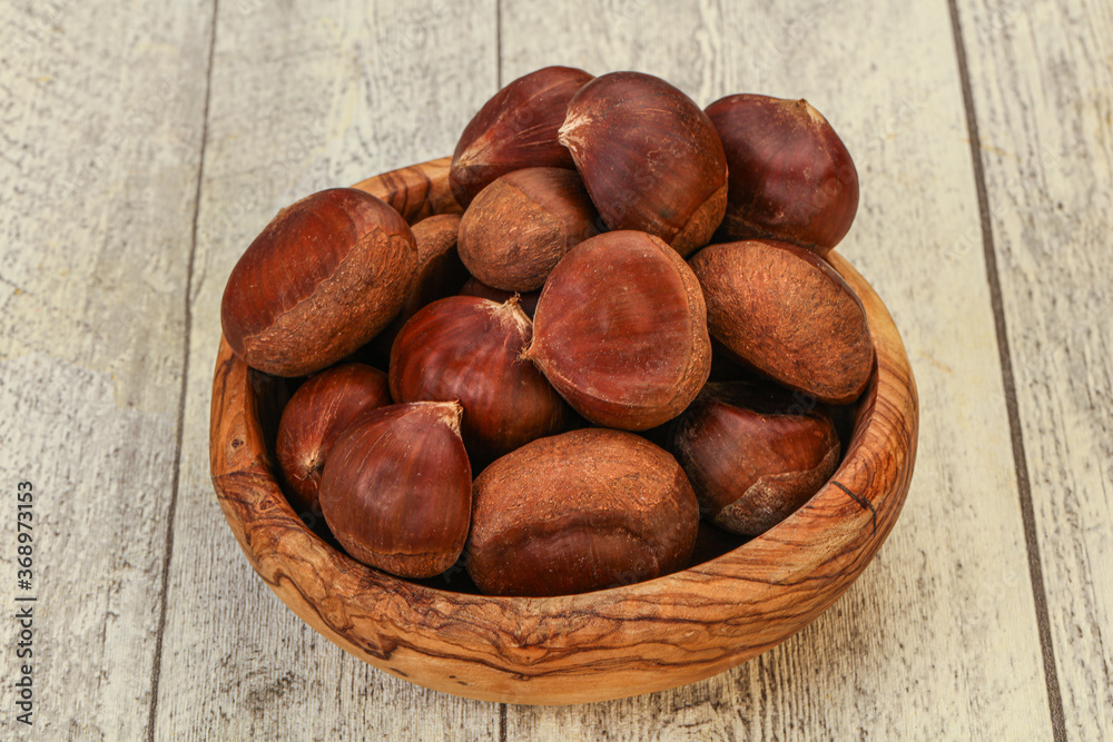 Obraz premium Chestnut heap in the bowl