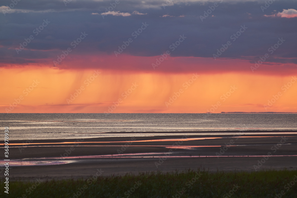 Obraz premium Sunset on the shore of the White Sea.