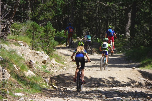 Groupe d'ados et de jeune à VTT vélo tout terrain