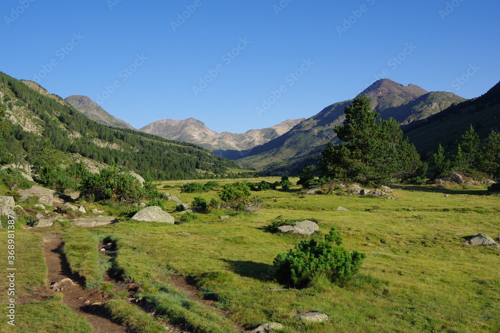 Vallée de la Grave dans les Pyrénées Orientales et Bouillouses Vallée de la Grave dans les Pyrénées Orientales et Bouillouses