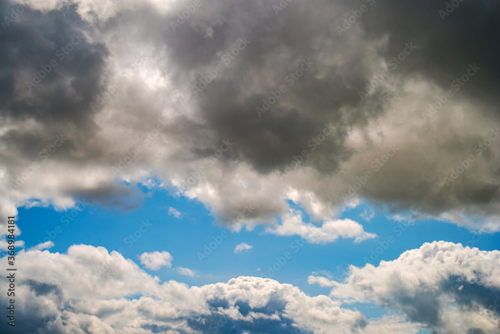 Obraz premium Blue sky background with a tiny clouds