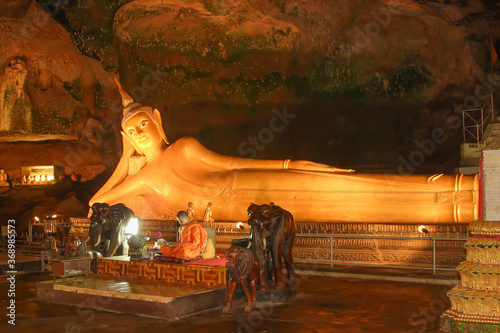 Fototapeta Naklejka Na Ścianę i Meble -  Lying golden Buddha in the cave temple Wat Tham Suwan Khuha, Phang Nga, Thailand, Asia