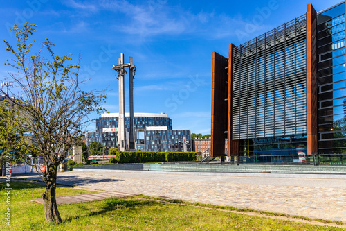 Fotografija European Solidarity Centre, Europejskie Centrum Solidarnosci, with Monument to t