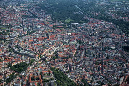 München mit der Frauenkirche und dem Marienplatz von oben 5.7.2020
