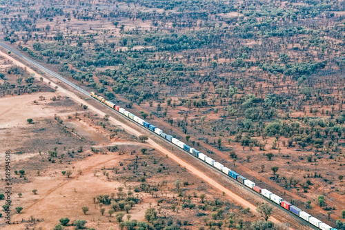 Luftaufnahme von The Ghan Train von Adelaide über Alice Springs nach Darwin im Northern Territory von Australien