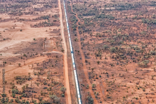 Luftaufnahme von The Ghan Train von Adelaide über Alice Springs nach Darwin im Northern Territory von Australien photo