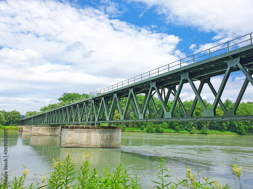 Eisenbahnbrücke über den Fluss