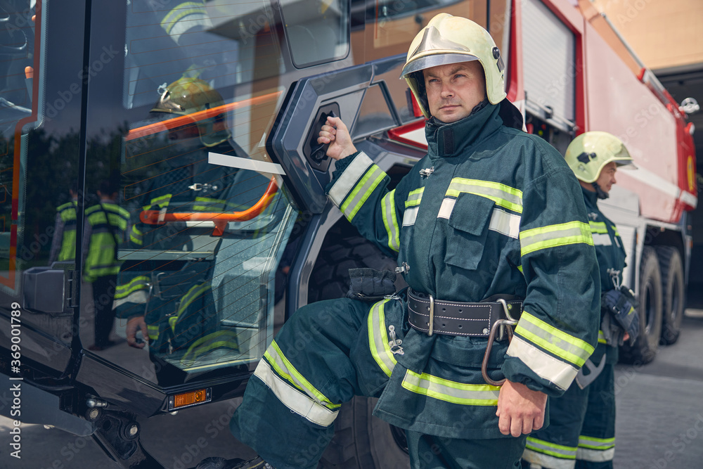 Naklejka premium Portrait of a white adult male lifeguard in the outdoors with natural light